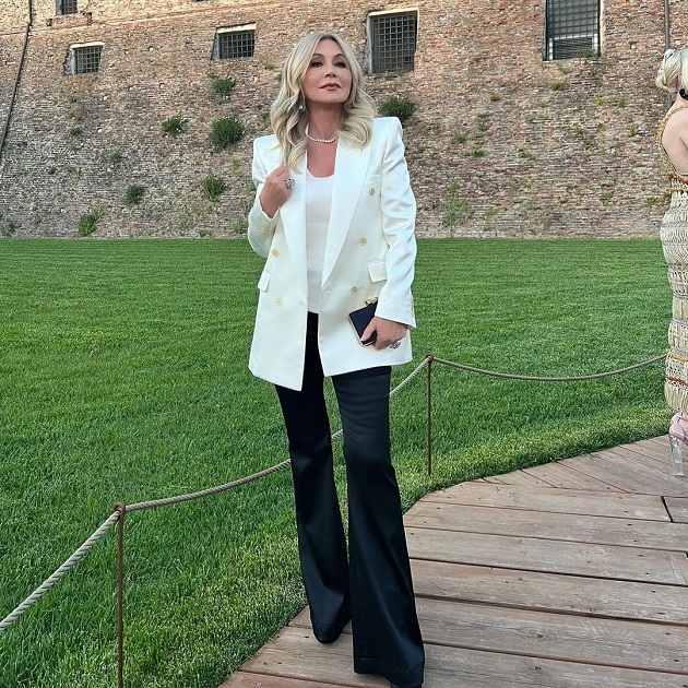 Anastasia Soare în Rimini, Italia, îmbrăcată în pantaloni negri, top alb și sacou alb