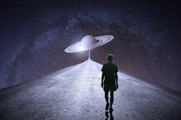 Bărbat care merge noaptea pe un drum luminat de planeta Saturn
