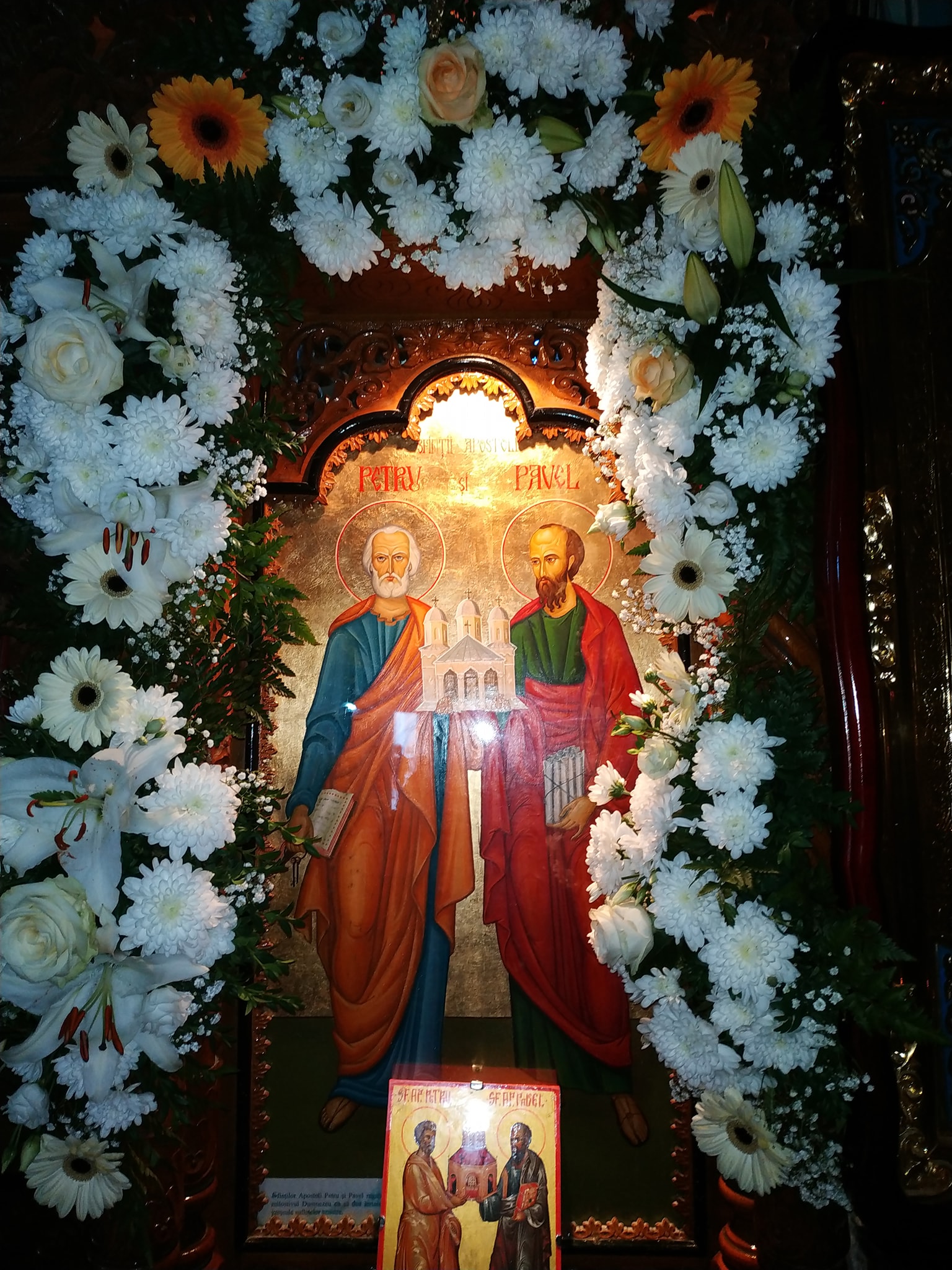Icoana cu Sfinții Apostoli Petru și Pavel împodobită cu flori