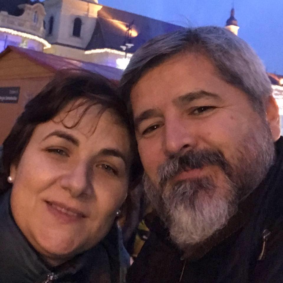 Părintele Vasile Ioana la biserică, alături de soția sa, Doina Ioana
