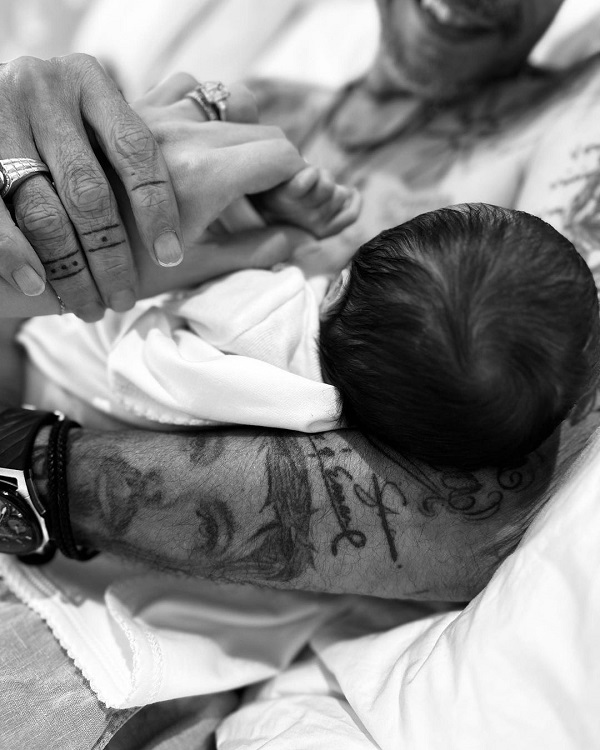 Marc Anthony ținându-și fiul în brațe, în timp ce mama lui, modelul Nadia Ferreirra, îl ține de mână