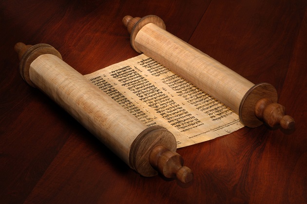 Pergament vechi pe care este scris un pasaj biblic