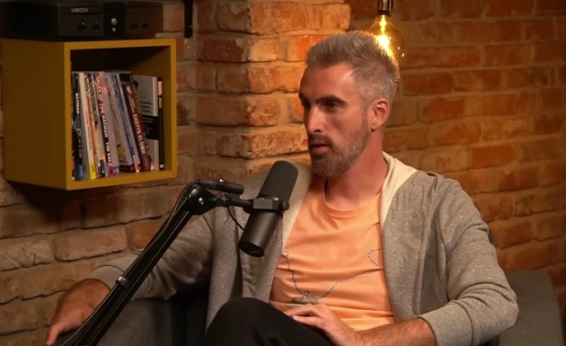 Ernest în timpul podcastului Aproximativ Discutii cu Gojira, stând în fața microfonului