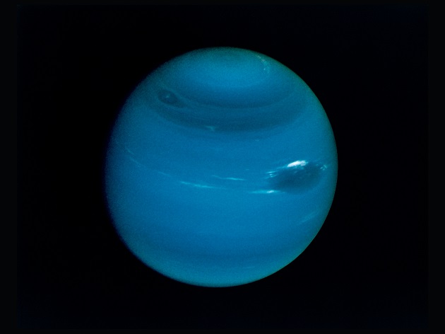 Neptun pe un fundal negru, așa cum a fost văzut de sonda spațială Voyager II în 1989