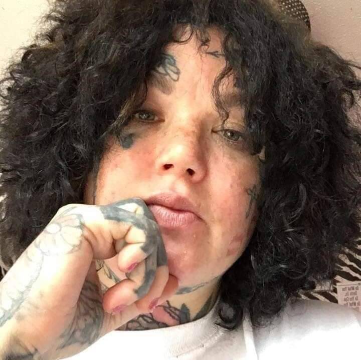 Melissa Sloan înainte de a-și acoperi fața cu tatuaje, când avea părul lung, brunet și creț