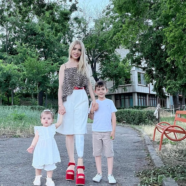 Stela Bizdu alături de cei doi copii ai săi, la o plimbare în parc