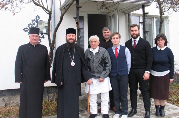 Gabriel Rusu alături de familia sa numeroasă care s-a gătit pentru a merge la biserică