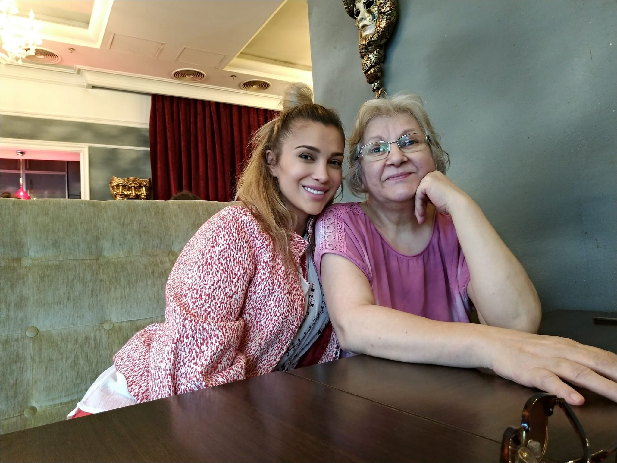 Lora și mama sa, Mihaela Petrescu, zâmbitoare la masa unui restaurant