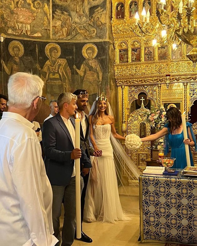 Mihai Gruia și Ilinca Obădescu în biserică, alături de oamenii care au participat la cununia lor religioasă