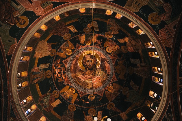Pictură cu Iisus pe tavanul unei biserici ortodoxe