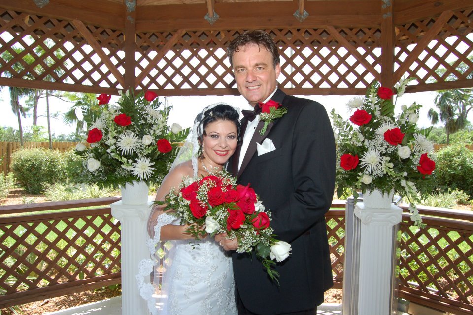 Elena Cârstea și Glenn Muttart, în ziua nunții, îmbrăcați în mire și mireasă
