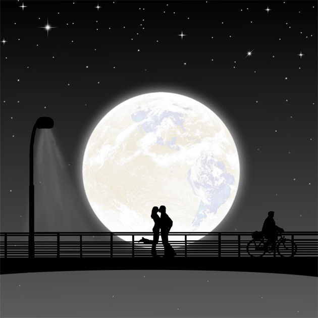 Siluete de îndrăgostiți care se sărută pe un pod, noaptea, la lumina lunii pline