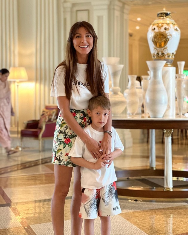 Ilinca Vandici alături de fiul ei, în hotelul Palazzo Versace Dubai