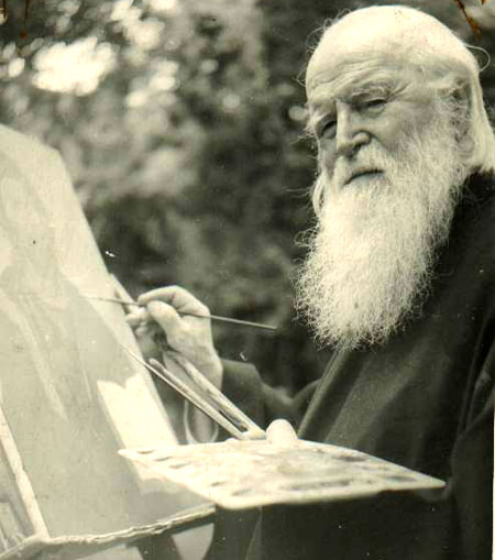 Părintele Sofian Boghiu în timp ce picta o icoană