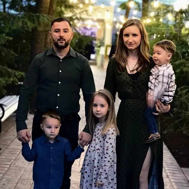 Alexandra Ivanov alături de familia sa, soțul și cei trei copii, la un eveniment