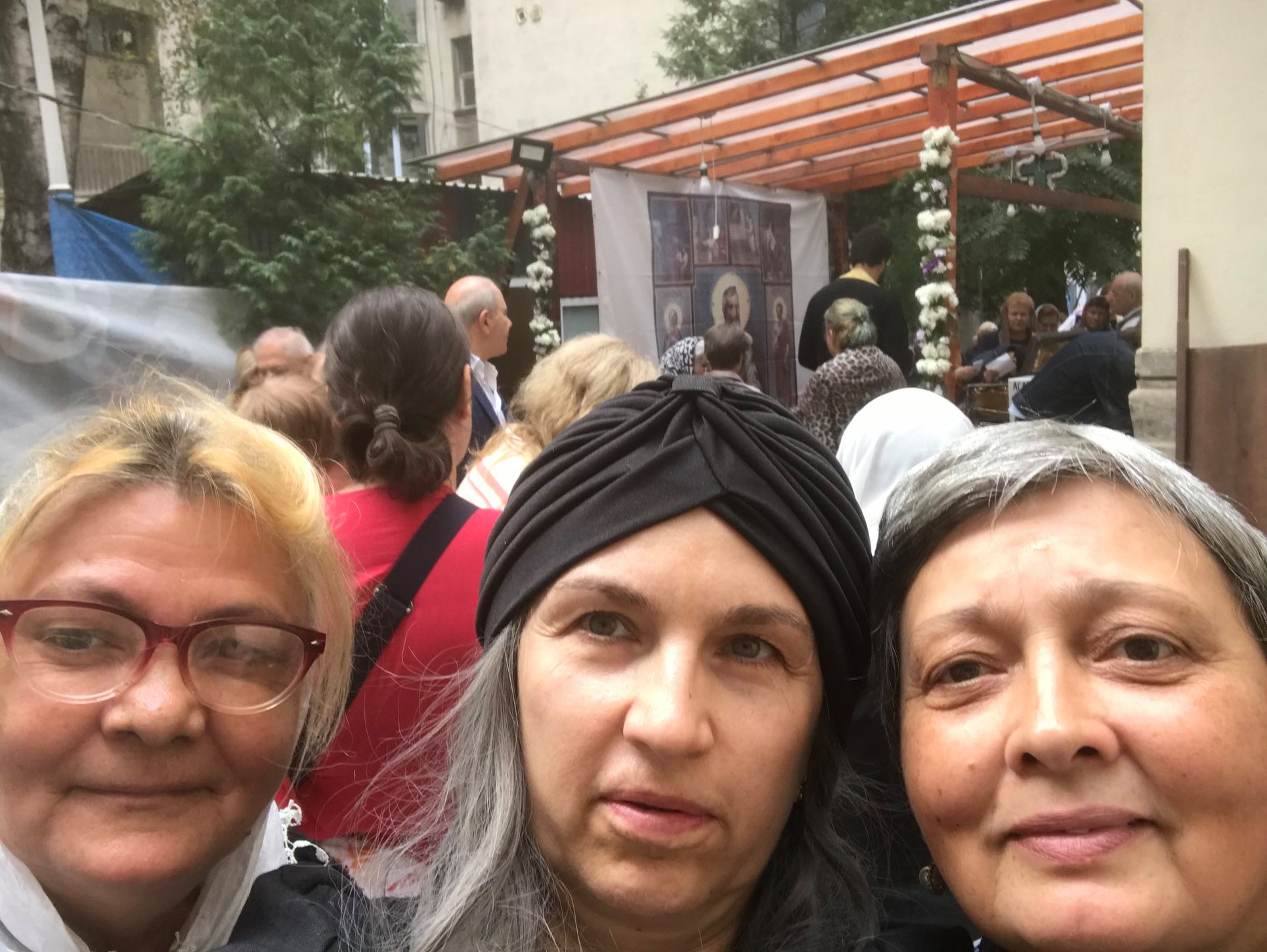 Carmen Pleșea în 2019 alături de două prietene la biserică