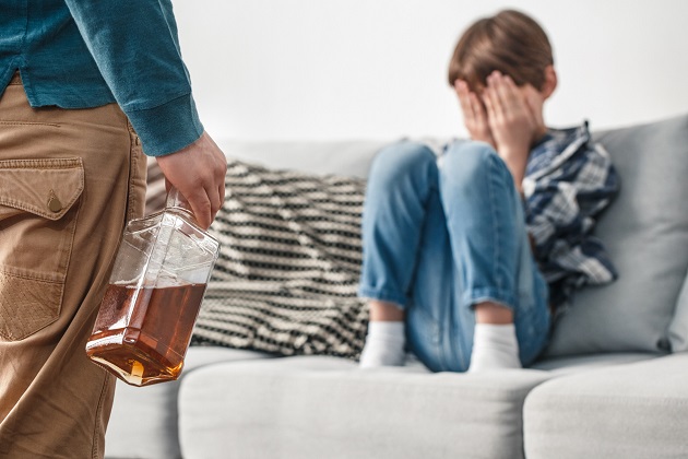 Copil îngrozit de comportamentul tatălui alcoolic.