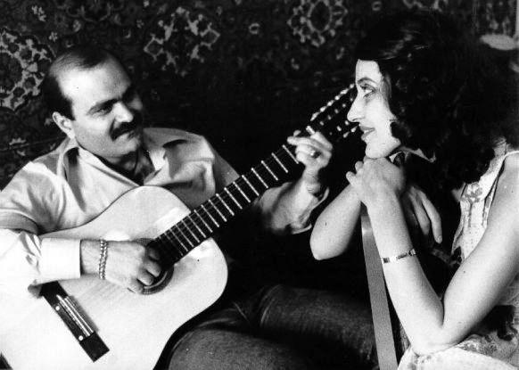 Ion Aldea-Teodorovici cântând la chitară în fața soției sale, Doina Aldea-Teodorovici
