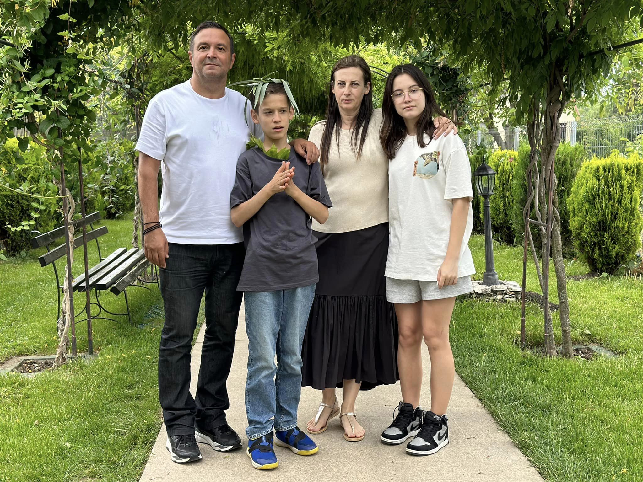 Daniel Buzdugan alături de familia sa - soția și cei doi copii