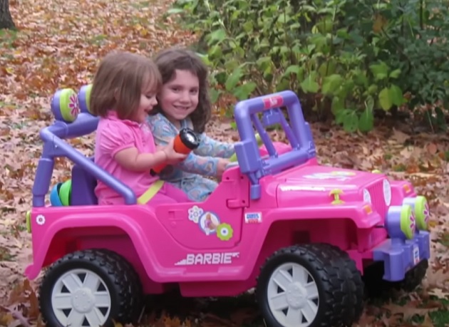 Natalia Grace într-o mașinuță roz alături de o fetiță
