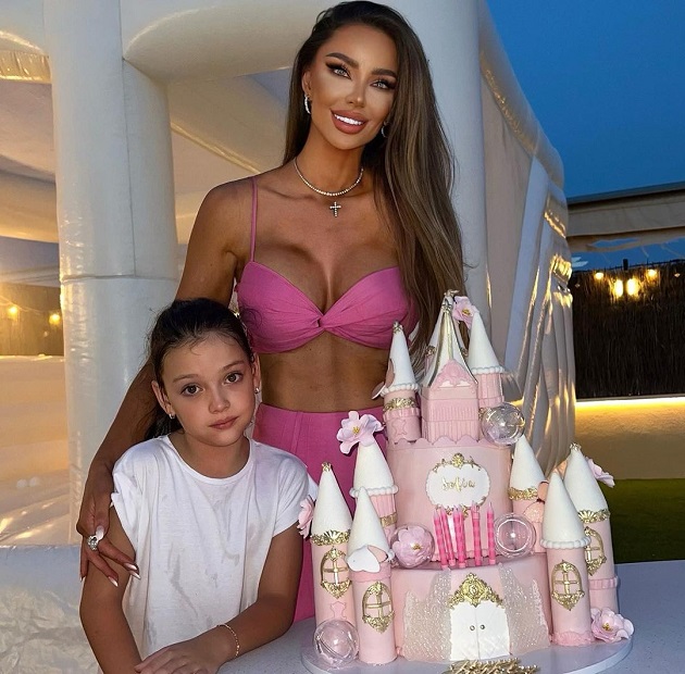 Bianca Drăgușanu alături de fiica ei la petrecerea sa aniversară de 7 ani, fotografiate lângă tortul roz în formă de castel