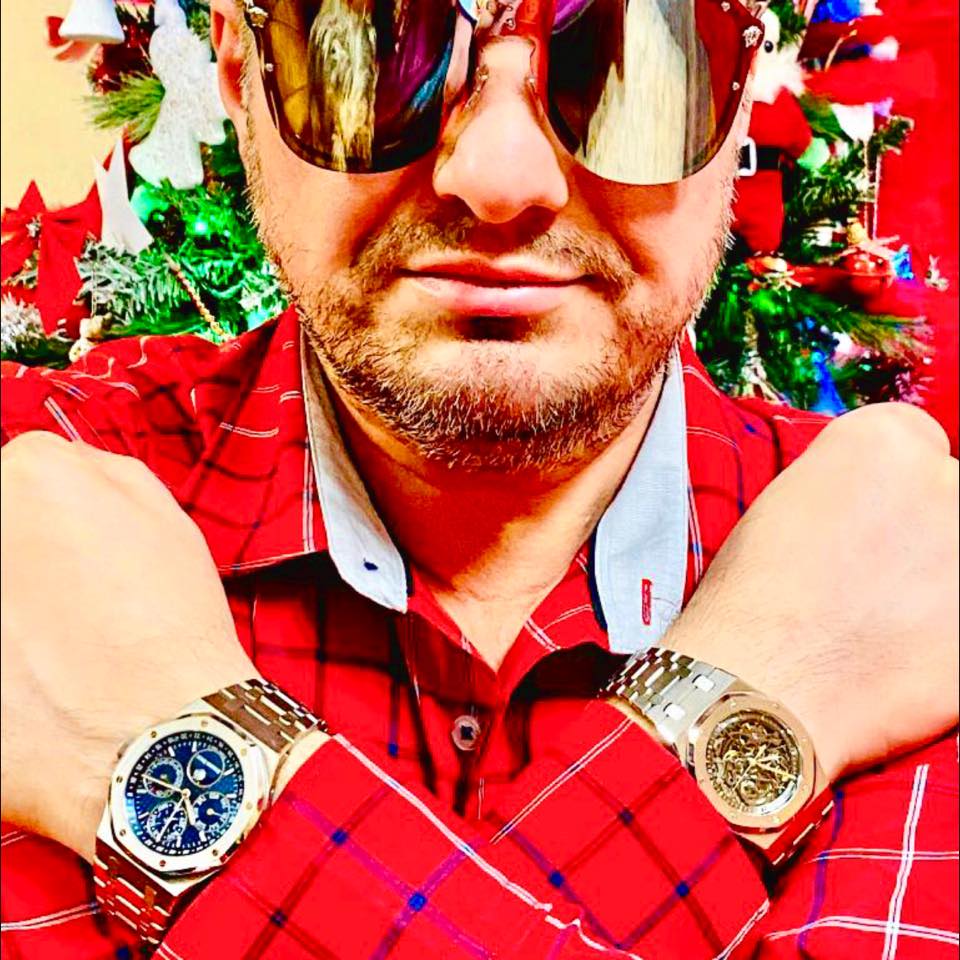 Claudiu Pătrașcu în decembrie 2021, lângă bradul de Crăciun, purtând un ceas pe fiecare mână