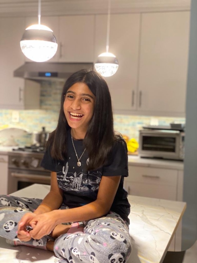 Sorina zâmbitoare în bucătăria din casa familiei care a adoptat-o în SUA