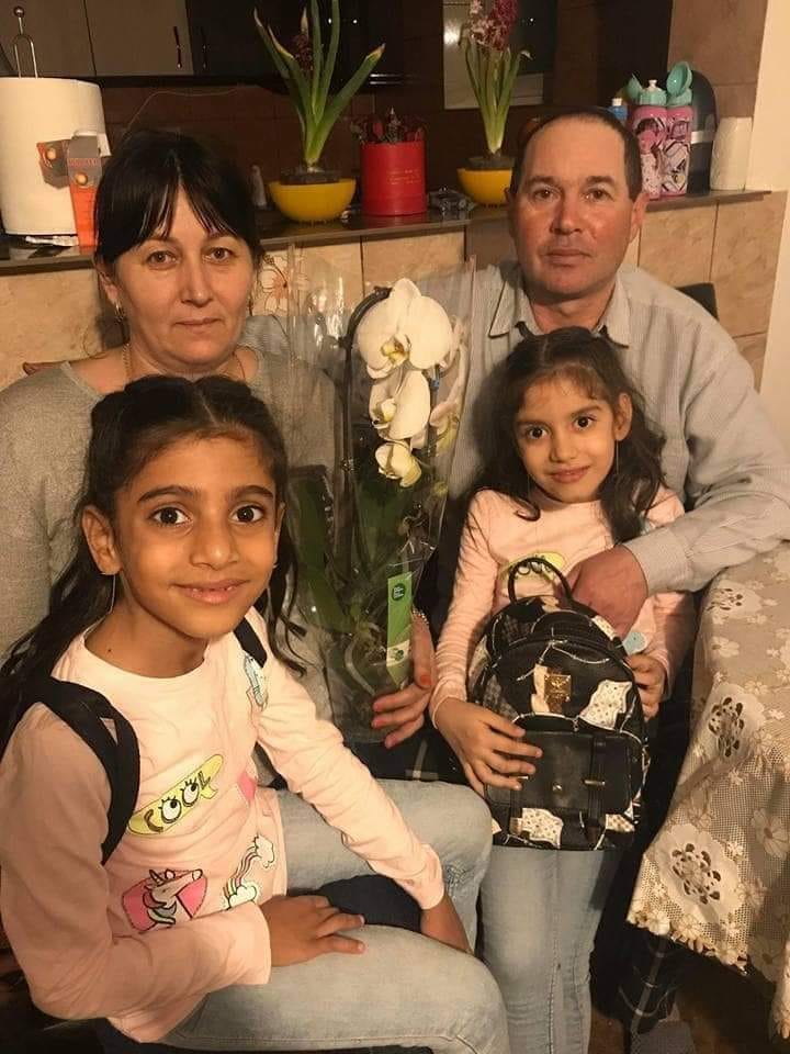 Sorina când era încă în România, alături de asistenta maternală și soțul acesteia