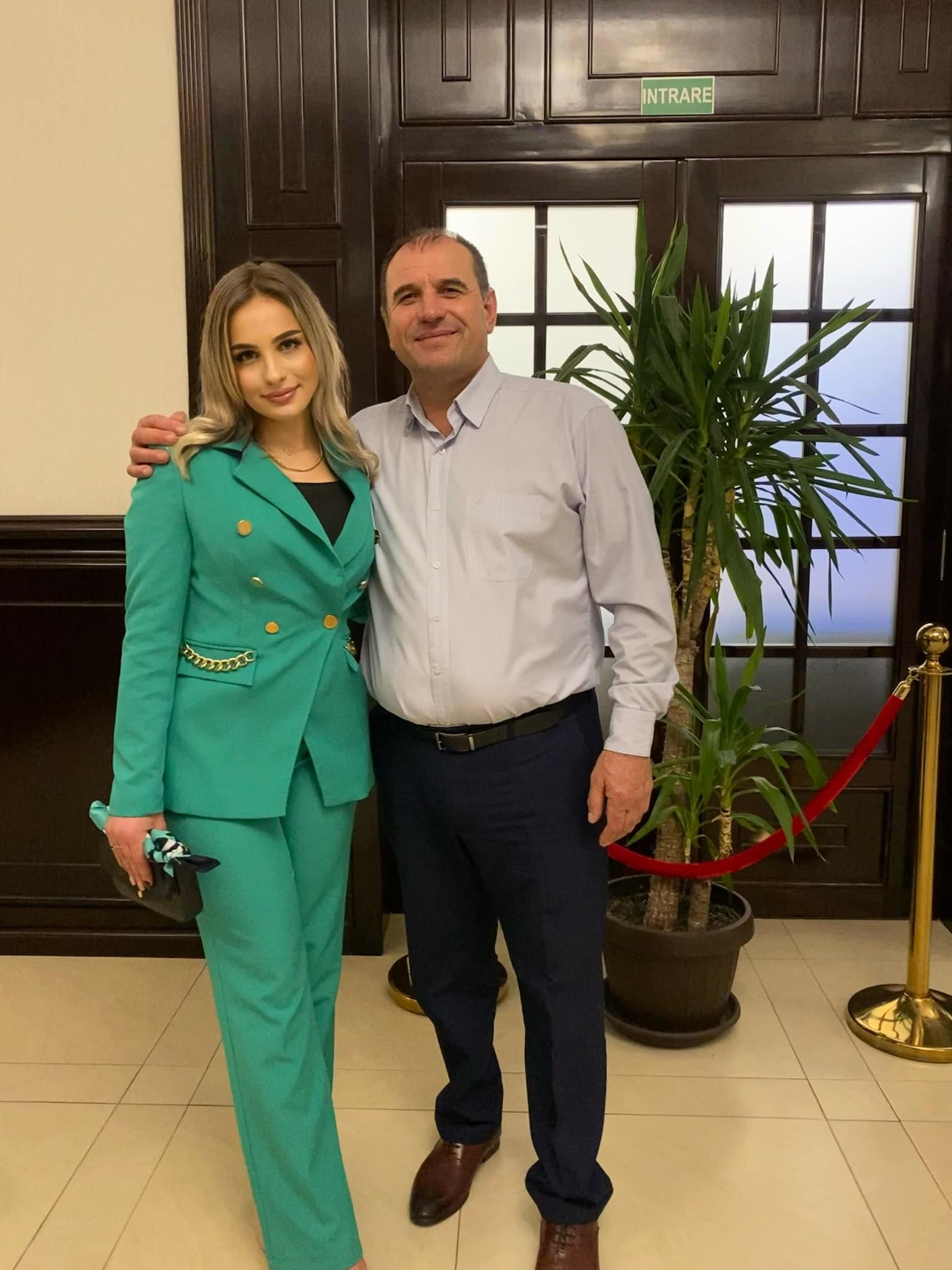 Andreea-Oana Arnăutu îmbrățișată de tatăl său Costel Arnăutu