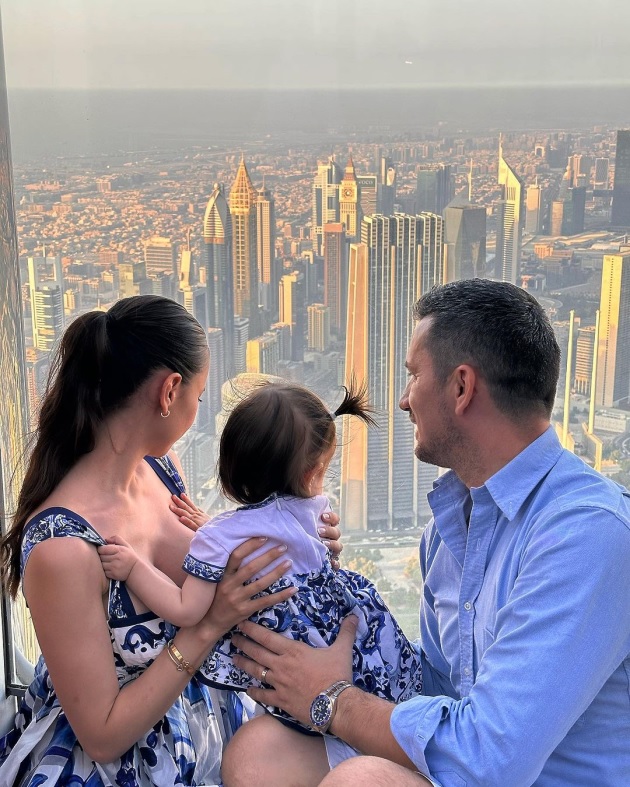 Flick, Denisa Filcea și fiica lor în Burj Khalifa din Dubai