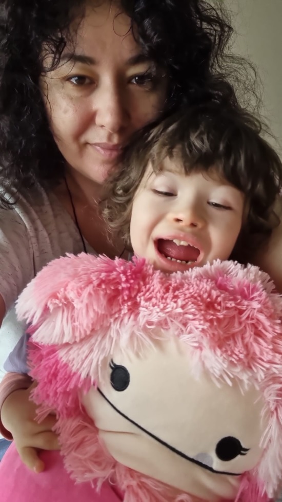 Irene-Ecaterina alături de mama sa, soția preotului Mihail Bucă