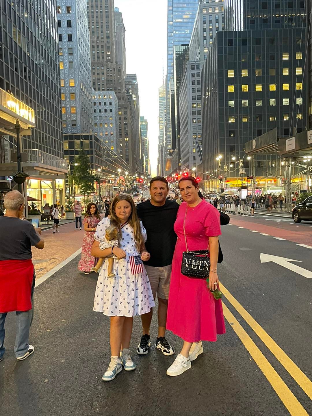 Nicu Paleru alături de soția și fiica sa, în vacanță, pe străzile din America
