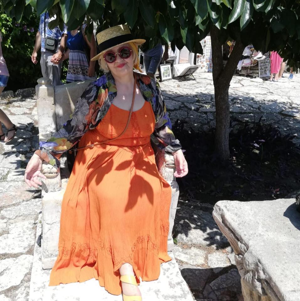 Rodica Mandache într-o rochie vaporoasă de vară, cu o pălărie de paie și o pereche e ochelari de soare