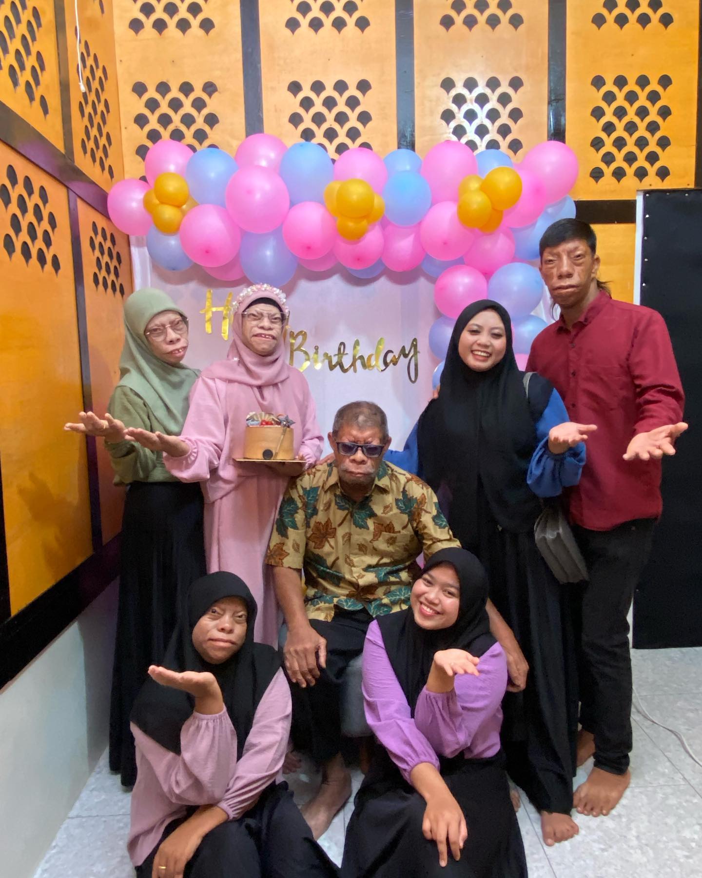 Familia șopârlă din Indonezia la o petrecere aniversară