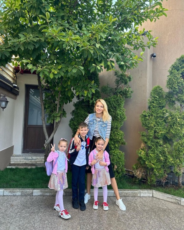 Valentina Pelinel alături de cei trei copii ai săi, în prima zi de școală