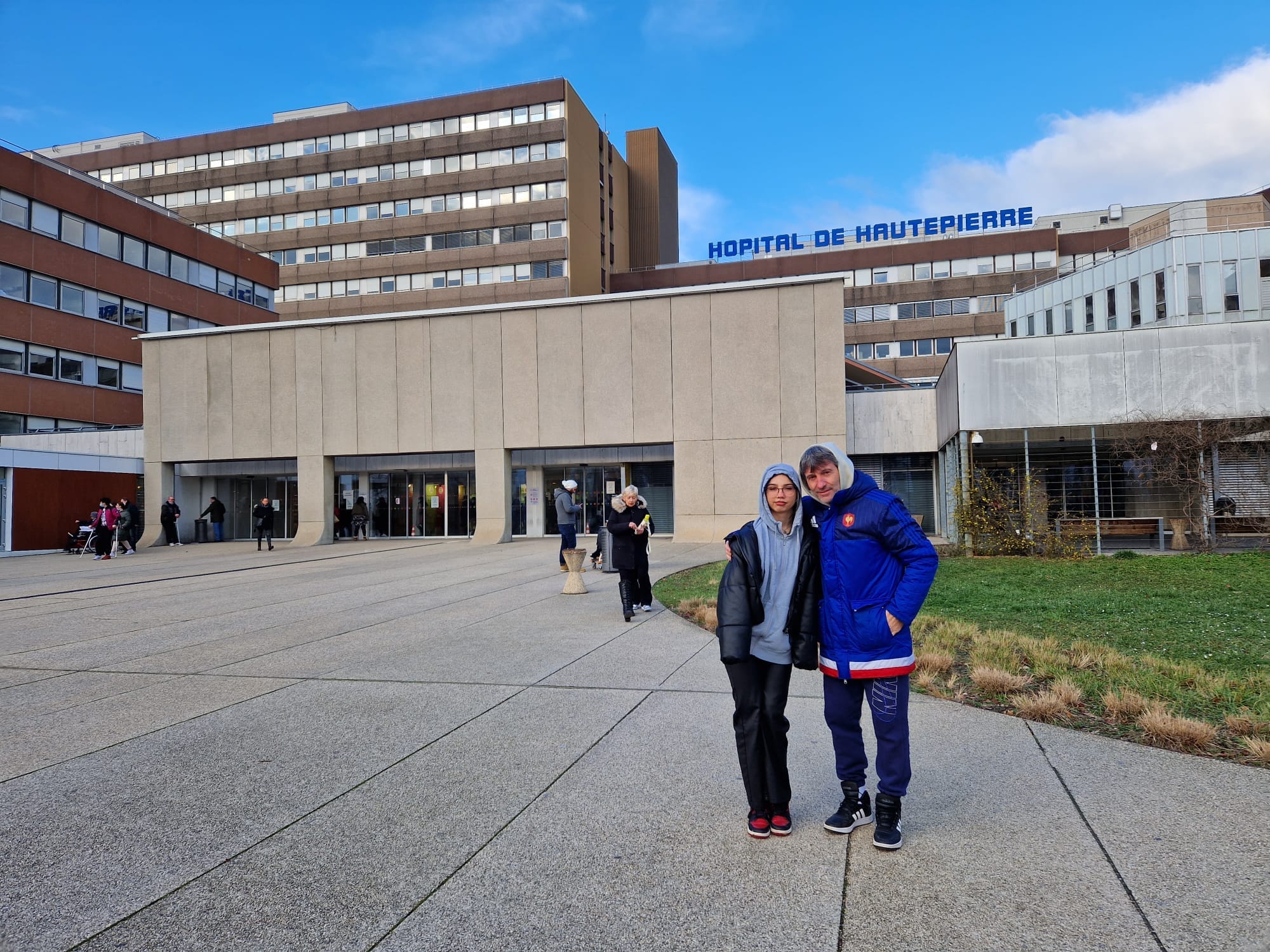 Iosif Rotariu alături de fiica sa adoptivă, Kassandra, în fața spitalului din Hautepierre, Strasbourg.