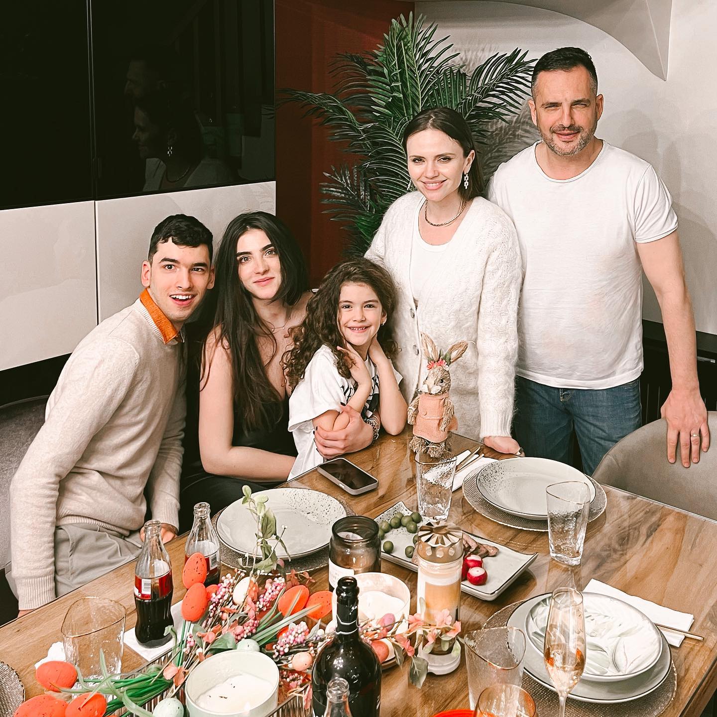 Cristina Șișcanu alături de Mădălin Ionescu și de copiii lor la masa de Paște