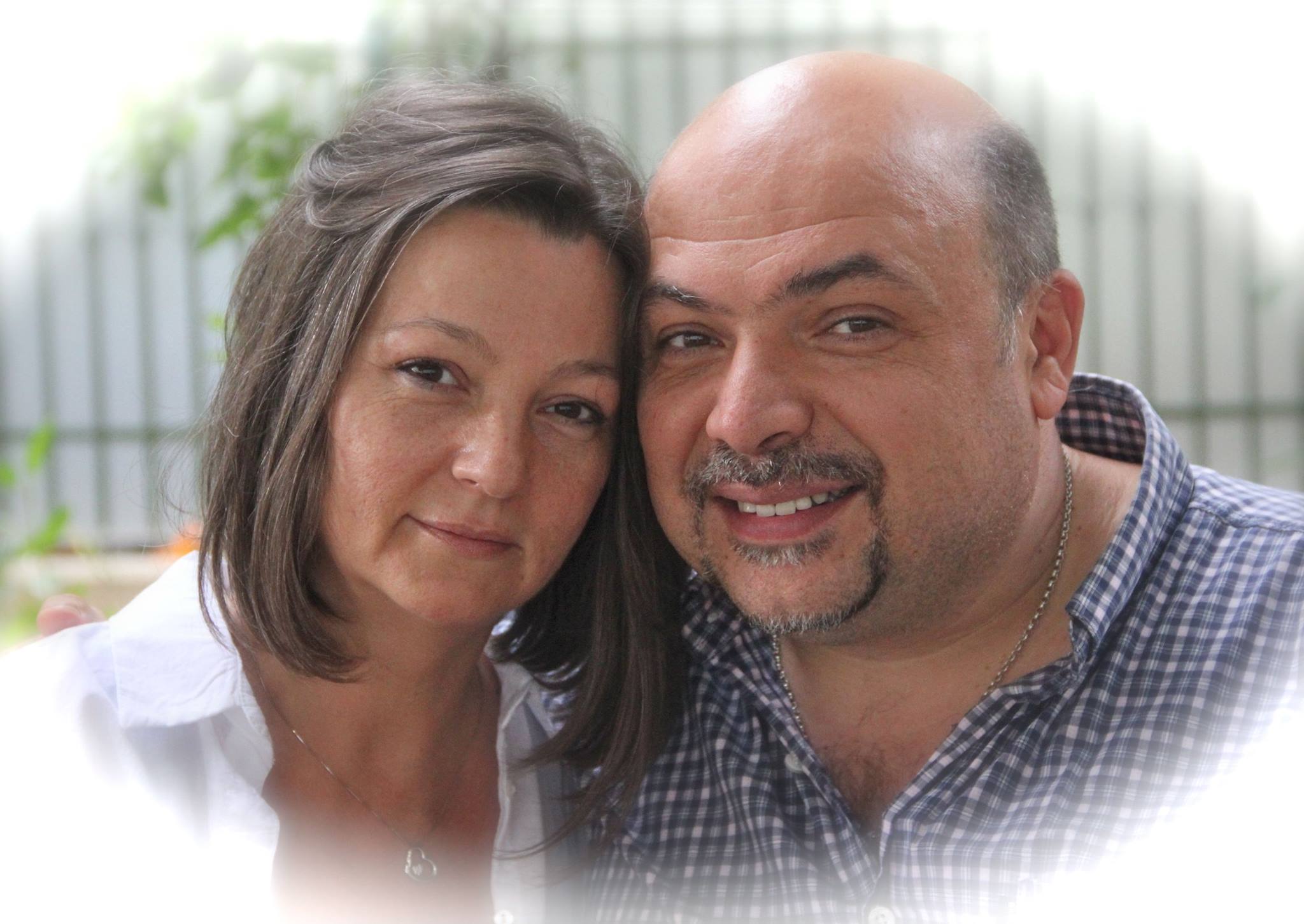 Constantin Zamfirescu zâmbitor alături de soția sa Gabriela, îmbrăcați amândoi în cămașă