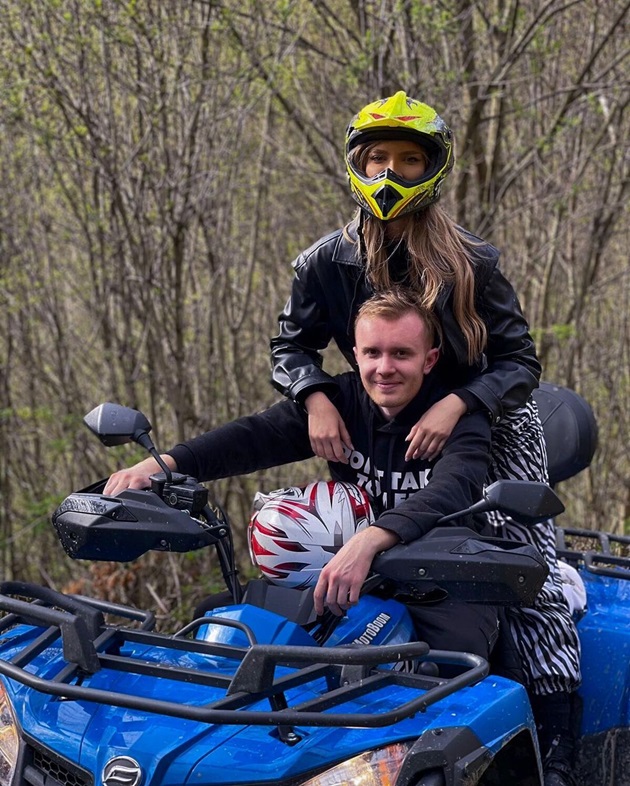 Ionuț Rusu pe un ATV albastru cu iubita lui, Antonia Moraru, care are casca pe cap