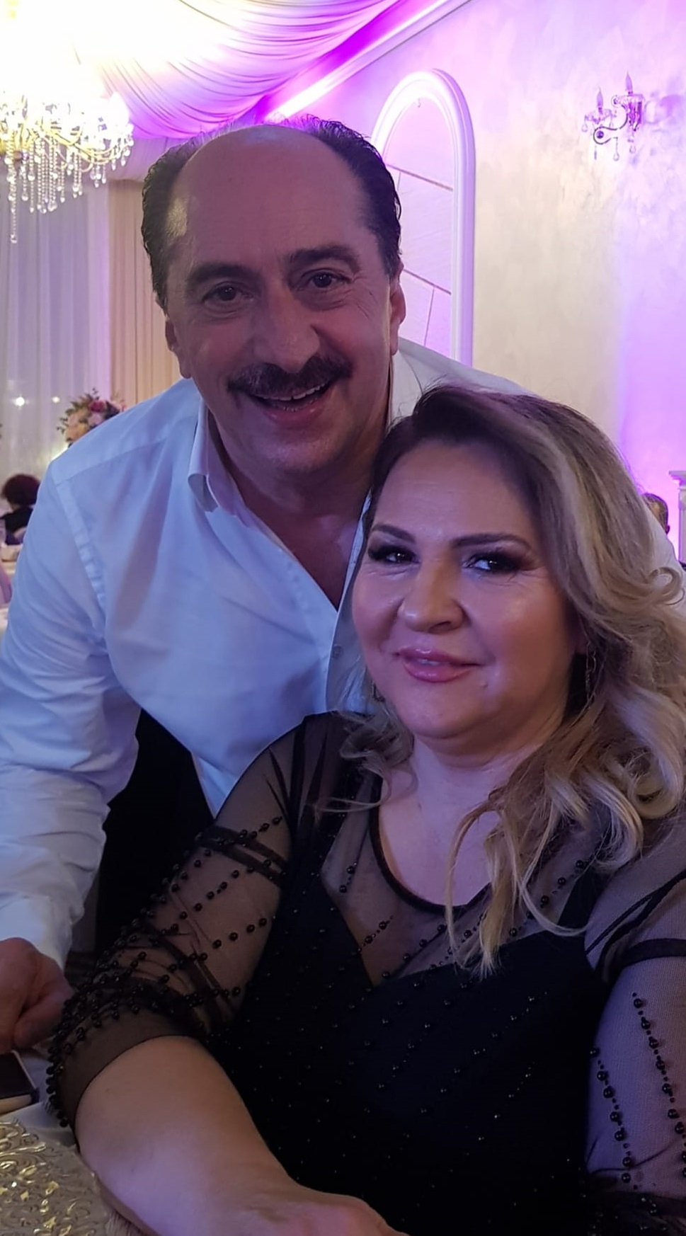 Romică Țociu în seara de Revelion alături de soția lui, Nicoleta Țociu, amândoi îmbrăcați elegant