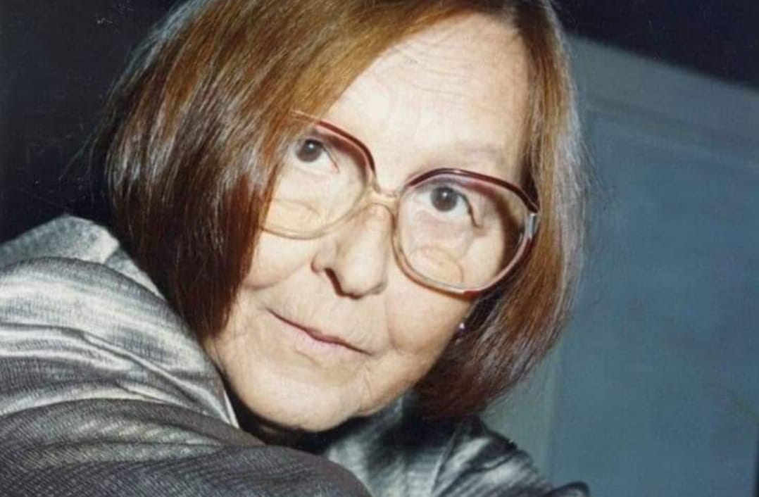 Leopoldina Bălănuță tunsă bob, purtând o pereche de ochelari mari de vedere