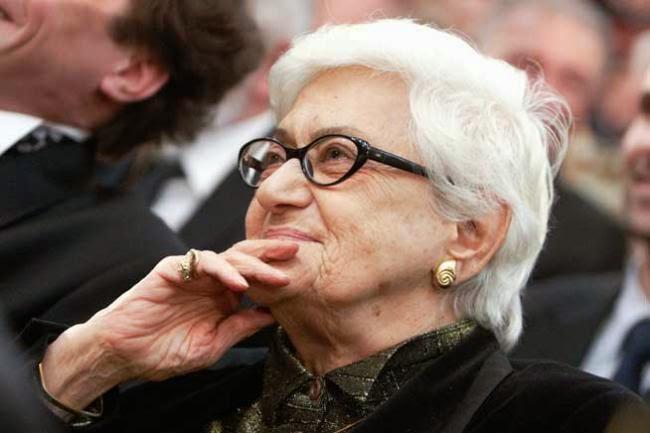 Olga Tudorache zâmbitoare, în timp ce își sprijină bărbia cu mâna