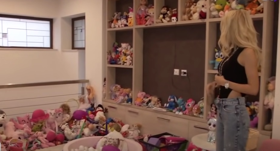 Andreea Bălan printre jucării, în camera de joacă a fiicelor sale, de la etajul casei lor din Pipera