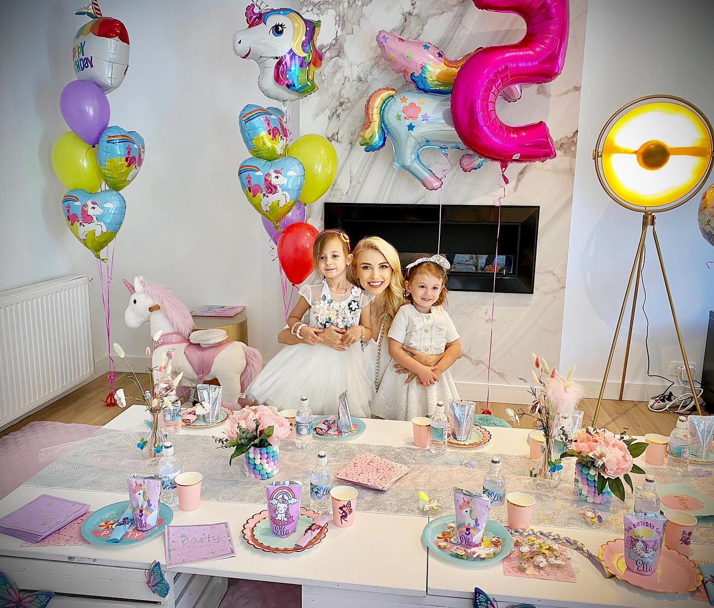 Andreea Bălan alături de fiicele sale în livingul lor, situat la parterul casei, la petrecerea aniversară a Ellei, când aceasta a împlinit 5 ani.