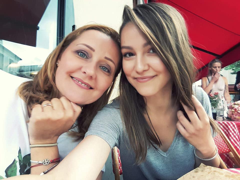 Fotografie veche cu Elena Lasconi alături de fiica ei Oana Lasconi, în timp ce stăteau zâmbitoare la masa unui restaurant