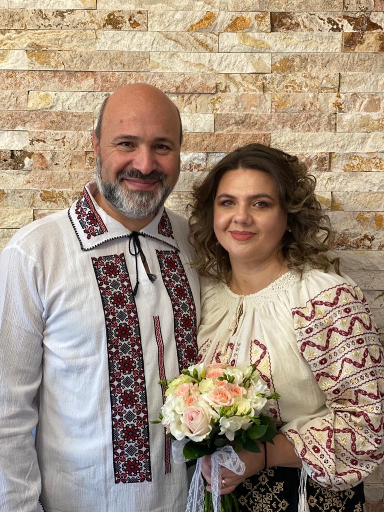Lăcrămioara și Mihai Ilie, îmbrăcați în costume populare, în noiembrie 2022, în ziua în care au împlinit 25 de ani de căsnicie