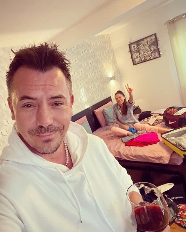 Răzvan Fodor și Irina în dormitorul casei lor, în timp ce ea făcea bagajele pentru o vacanță, iar el savura un pahar de vin