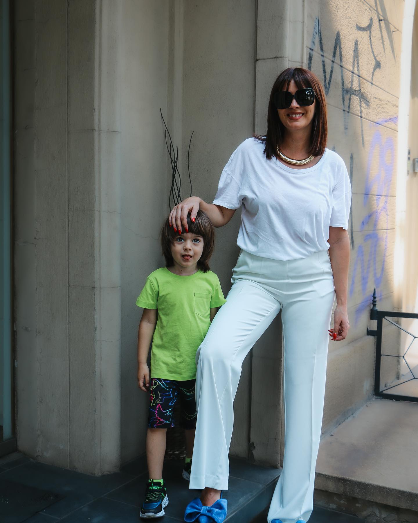 Diana Dumitrescu pe străzile din București alături de fiul ei Carol