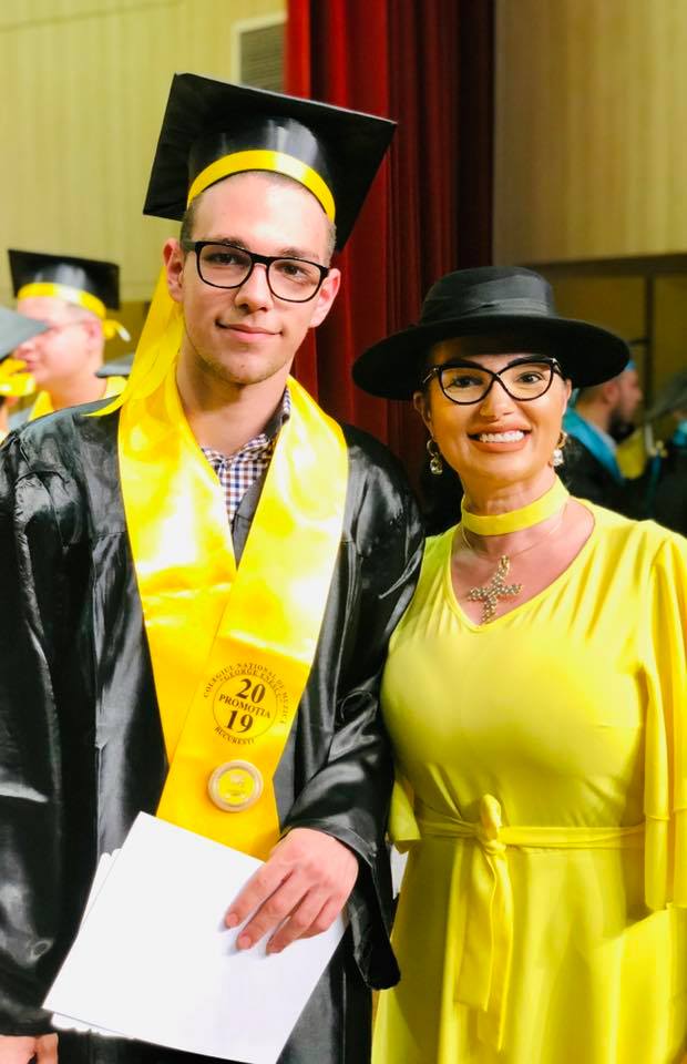 Ozana Barabancea alături de fiul ei Andrew Barabancea în ziua absolvirii, îmbrăcată într-o rochie galbenă care se asortează cu ținuta lui