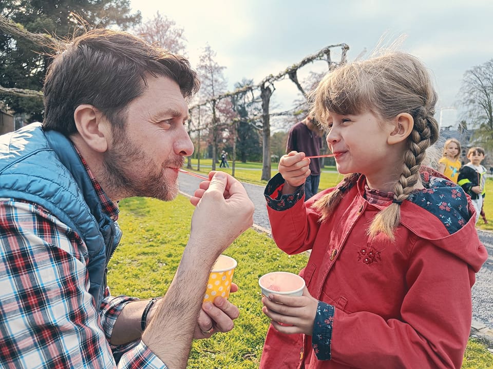 Liviu Iolu și Agnes, soțul și fiica jurnalistei Sanda Nicola, mâncând înghețată în parc